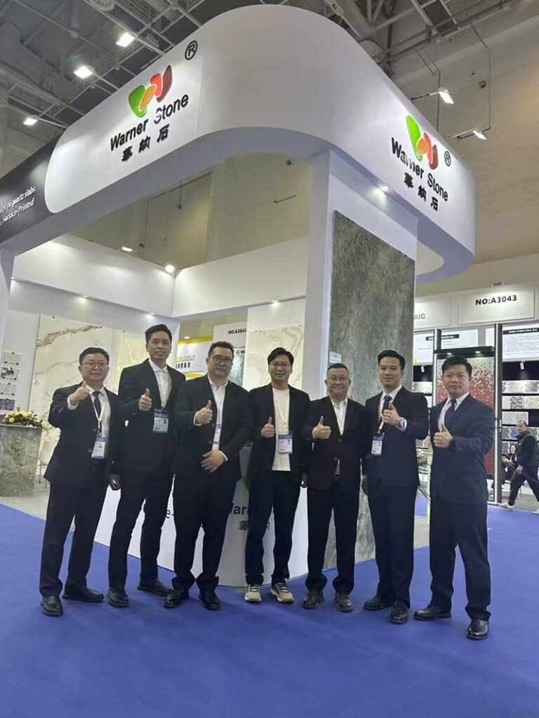 身着商务套装的销售团队在国际展会上竖起大拇指