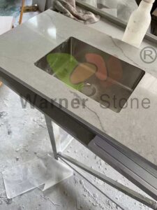 工人连接石英橱柜与水槽开口的不同视角
