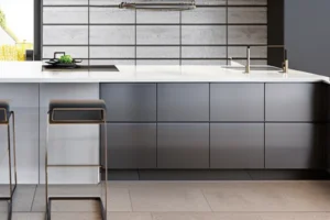 Plan de travail en quartz dans une cuisine contemporaine avec protection contre les casseroles chaudes